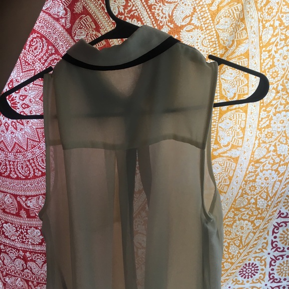 woman’s blouse - Picture 4 of 5